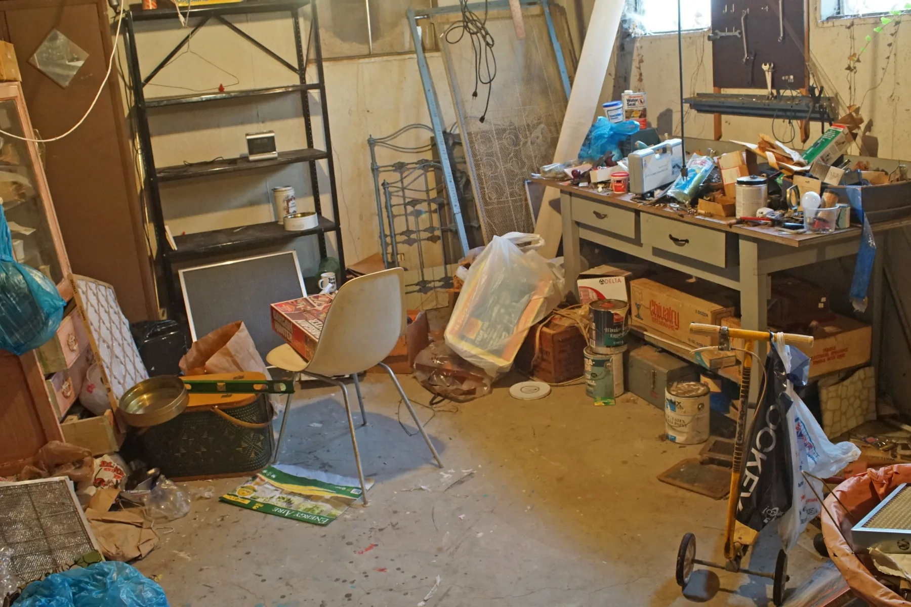 Vollgestellter Raum vor einer Entrümpelung