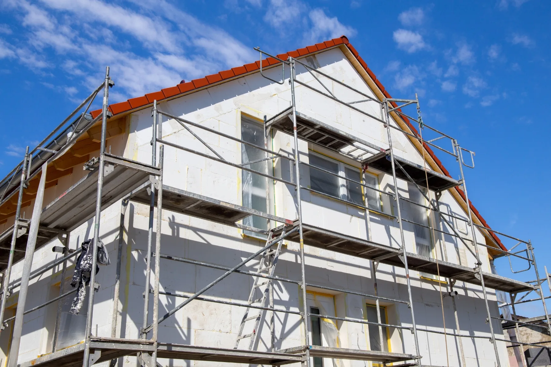 Arbeiten an einer Hausfassade