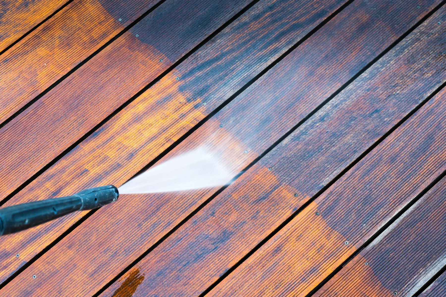 Reinigung einer Holzterrasse
